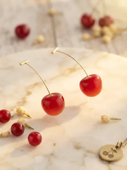 Minimalist Kırmızı Kiraz Sallantılı Kadın Küpeye