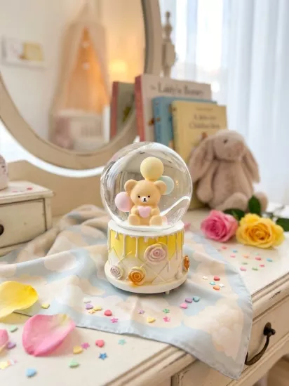 Renkli Balon Tutan Ayıcık Cam Kar Küresi